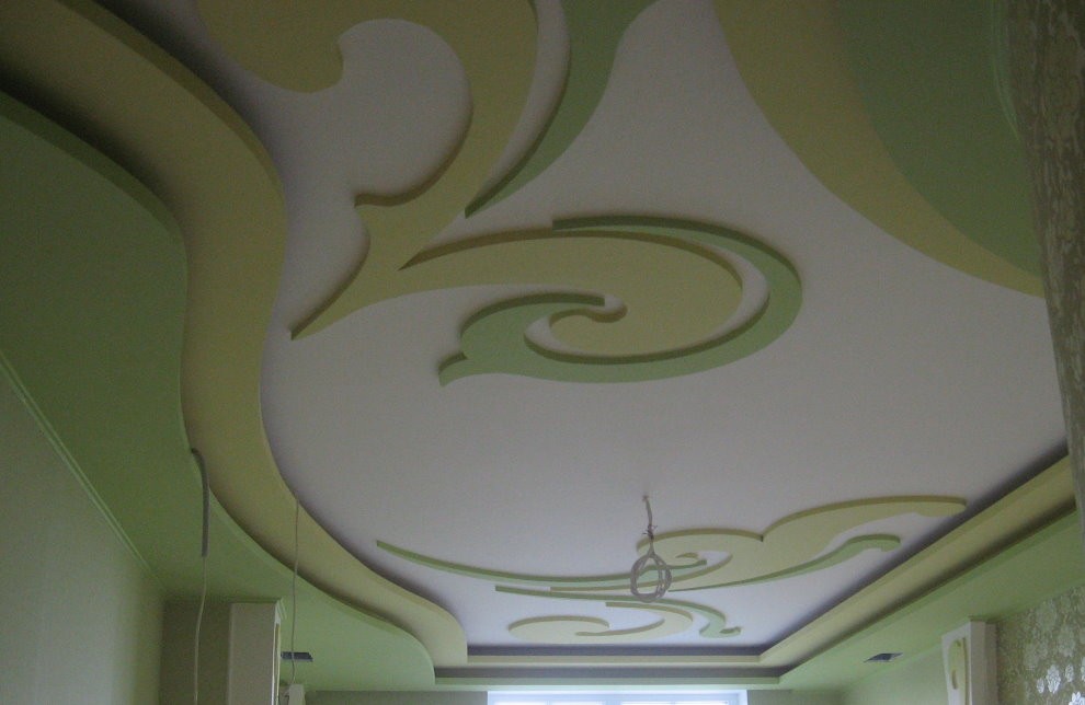 Узорчатый потолок из гипсокартона в зале квартиры