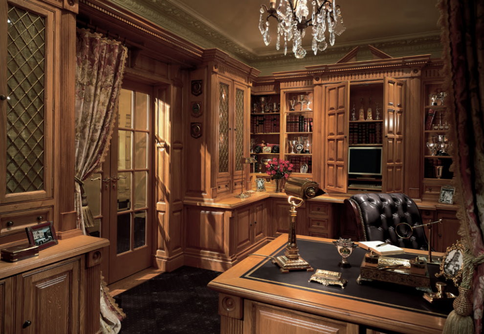 Деревянная мебель в домашнем кабинете классического стиля