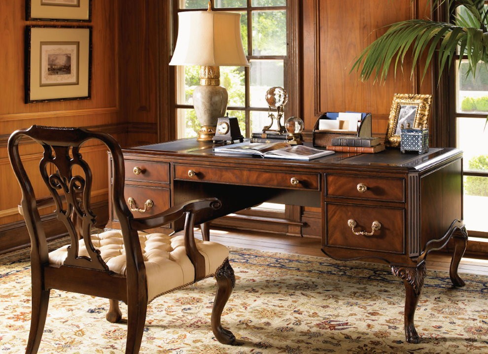 Деревянный стол для классического кабинета