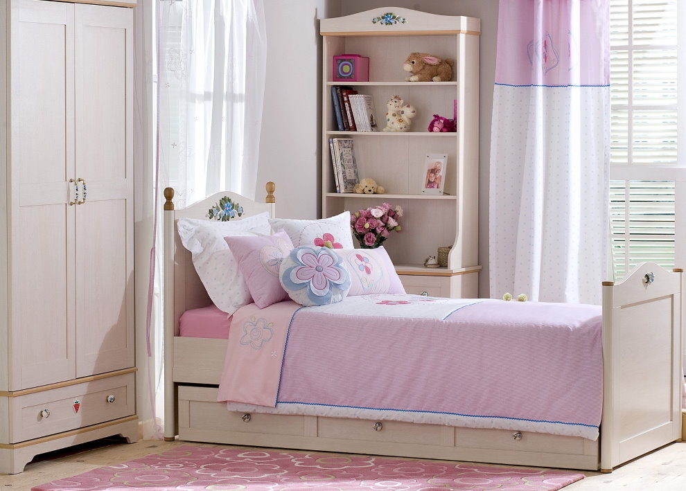 Розовый коврик перед детской кроваткой