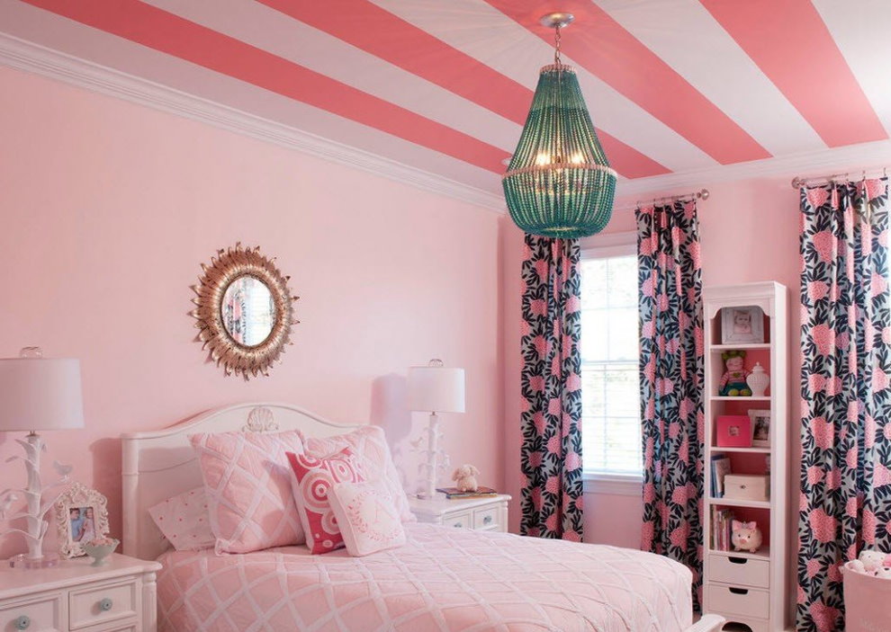 Розовые полосы на потолке детской для девочки