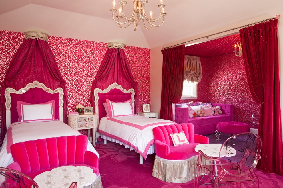 Темно-розовый текстиль в комнате для двух девочек