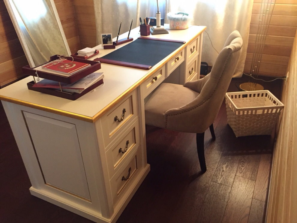Удобный стул перед большим письменным столом