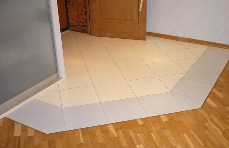 Керамическая плитка перед дверью в прихожей