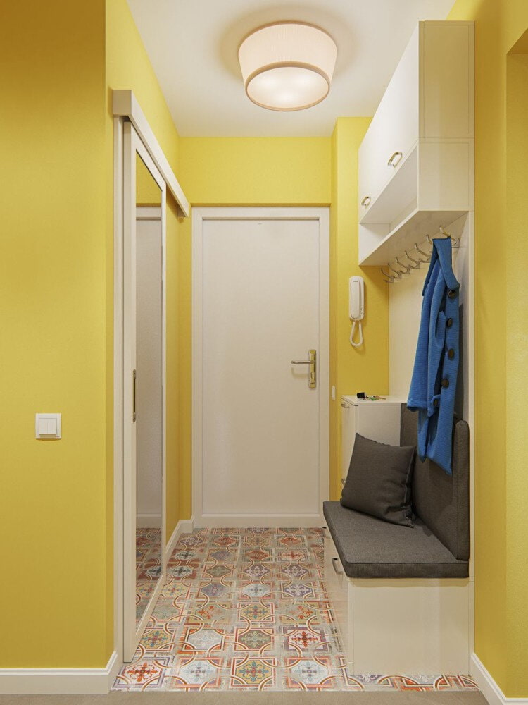 Желтые стены в коридоре современного стиля