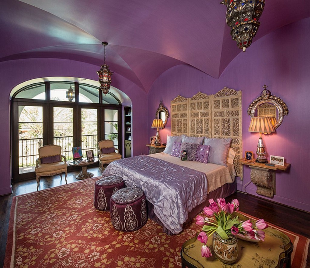 Сводчатый потолок фиолетового тона в спальной комнате
