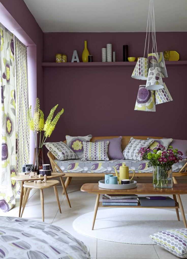 Фиолетовая стена за диваном в гостиной