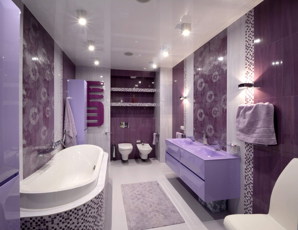 Ванная комната с фиолетовой плиткой на стене
