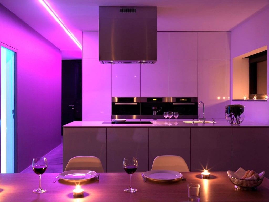Интерьер кухни в стиле хай-тек с мебелью сиреневого цвета