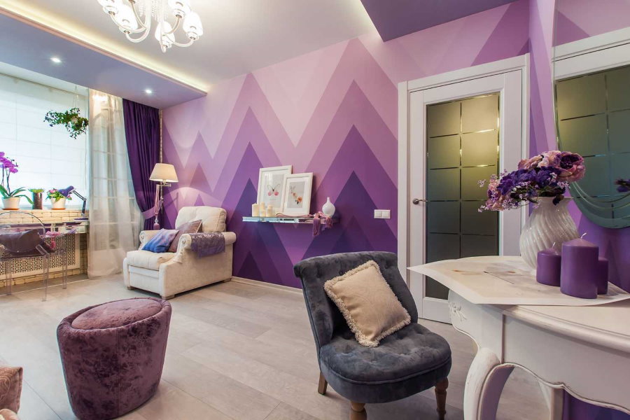 Освещение комнаты с фиолетовыми обоями