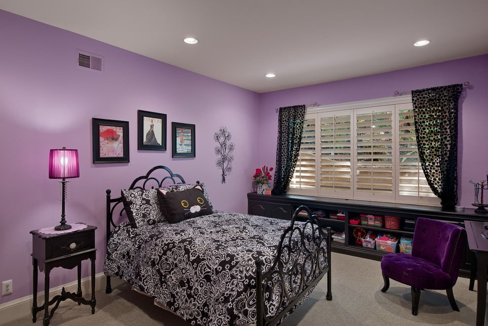 Черная мебель в спальне с фиолетовыми обоями
