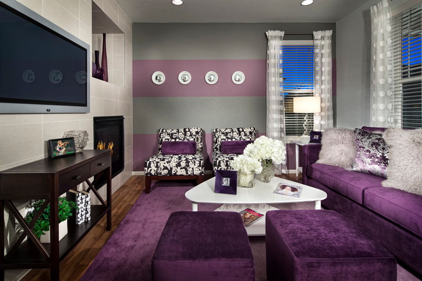 Фиолетовая обивка мебели в гостиной комнате