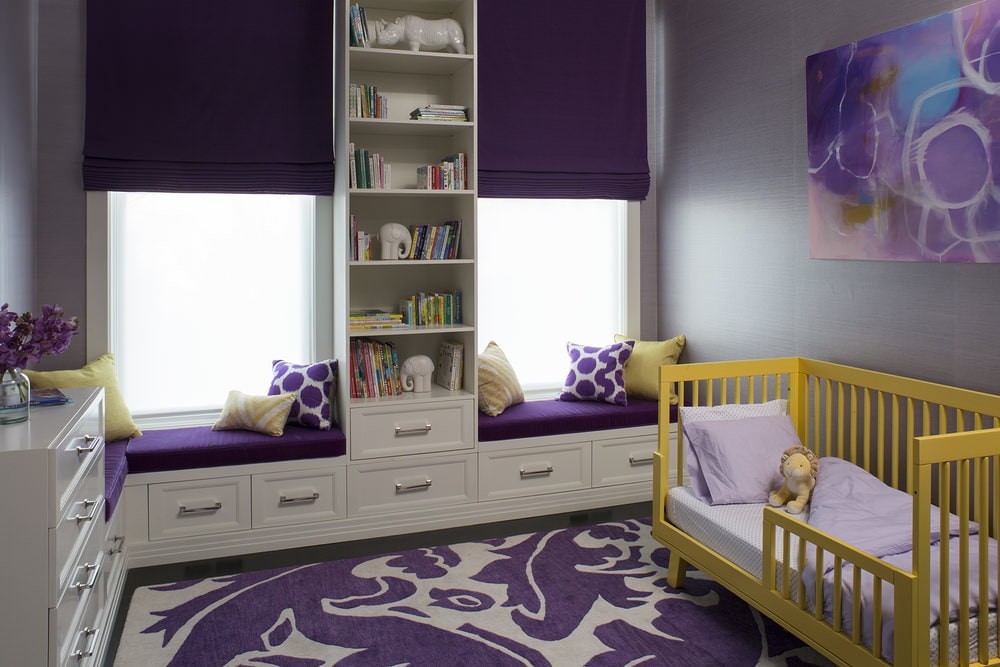 Желтая кроватка для новорожденного в комнате с фиолетовыми шторами