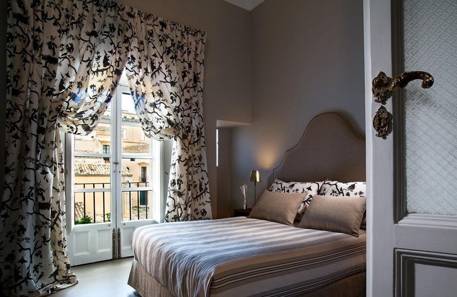 Итальянские шторы из легкой ткани в спальной комнате