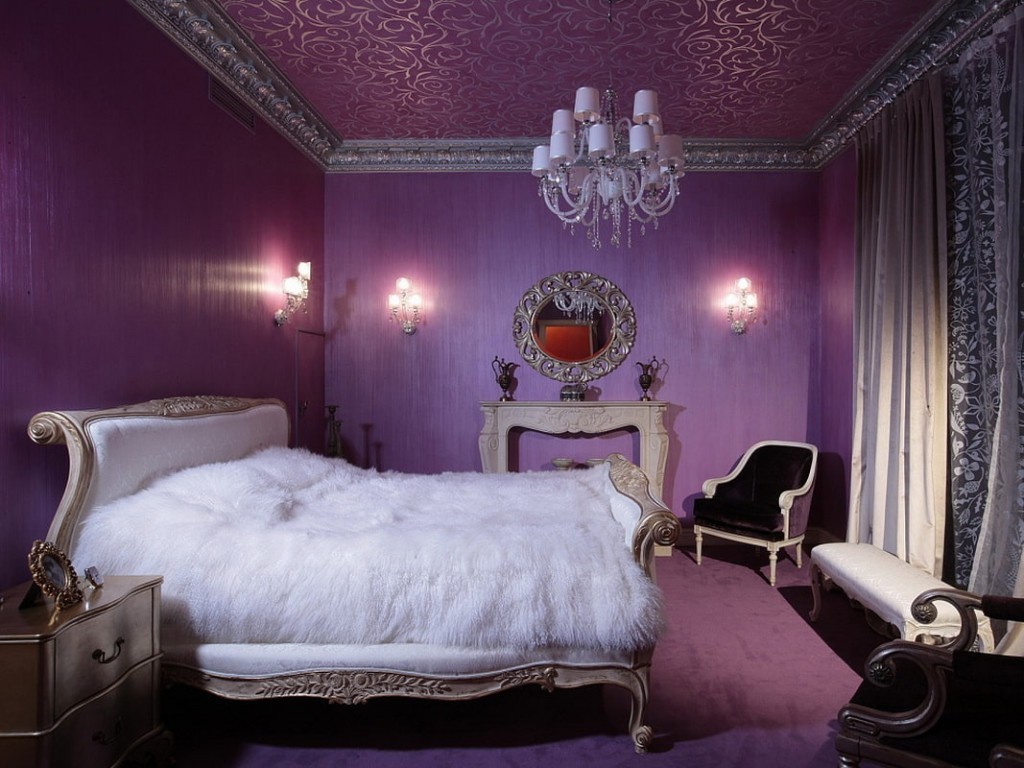 Освещение спальни с фиолетовыми стенами