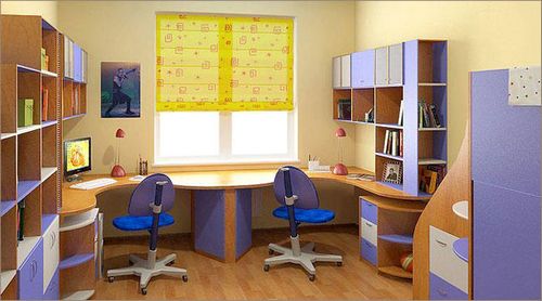 Рабочая зона для школьника у окна фото: место в детской, письменный стол в комнате, около и вдоль ребенка