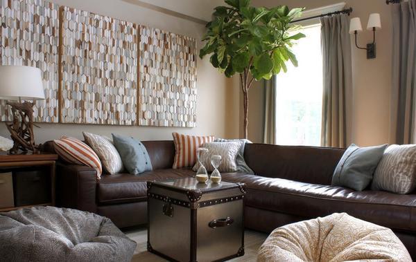 Дополнительно к дивану можно подобрать стильные пуфы, которые украсят интерьер комнаты