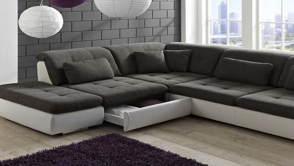 Преимущество углового дивана в том, что он помогает сэкономить свободное пространство в гостиной