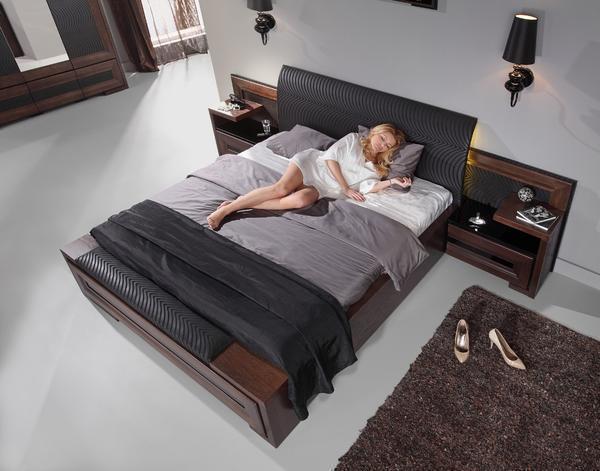 Для спальни в частном доме необходимо выбирать максимально компактные предметы мебельного гарнитура, например прикроватные тумбы, соединенные с основанием кровати