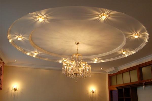 Монтаж осветительных приборов, необходимых для общего оформления помещения, выполняется с помощью подшивных конструкций, создающих видимость высоких потолков