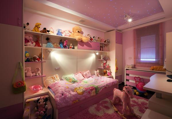 Розовый цвет будет бесподобным для оформления натяжного потолка в детскую комнату для девочек
