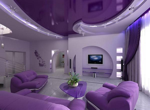 Сиреневый натяжной потолок хорошо сочетается с фиолетовыми обоями и шторами