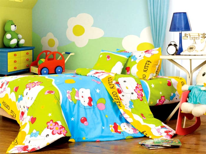 ФОТО: krovati-shkafi.ru Следите за тем, чтобы постельное с детской кровати не свисало. Края будут протираться и пачкаться