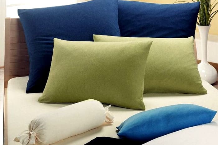 ФОТО: midgardinfo.com Нестандартные принадлежности для постели могут подойти к подушкам-валикам