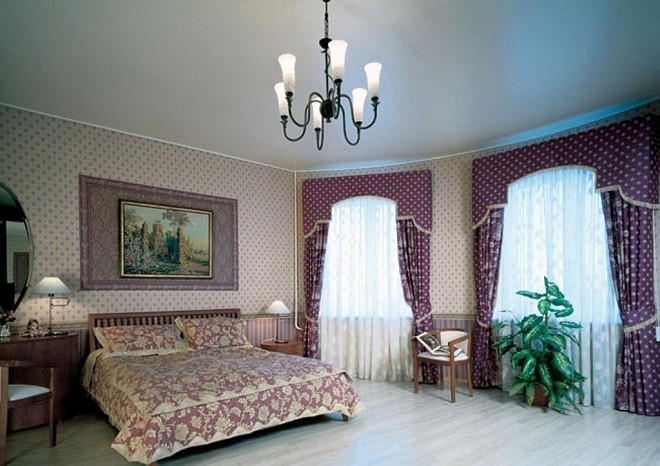 Сатиновая полотна натяжные потолки в спальне