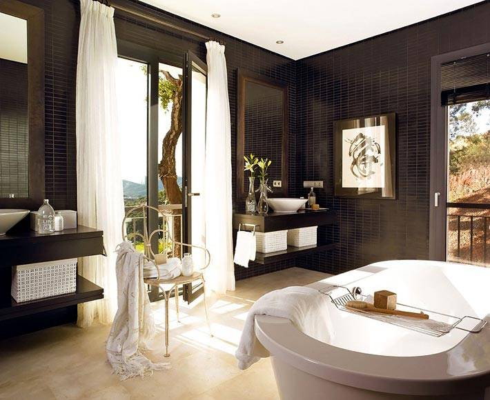 коричневая ванная комната с выходом на террасу фото