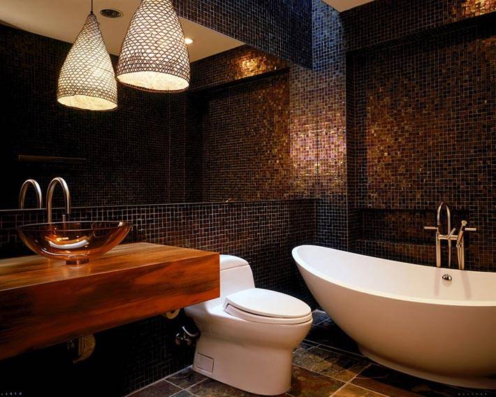 темная плитка-мозаика в интерьере ванной комнаты фото