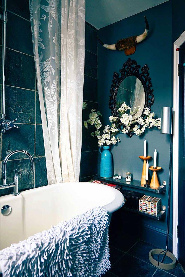интерьер ванной в темно-синем цвете фото