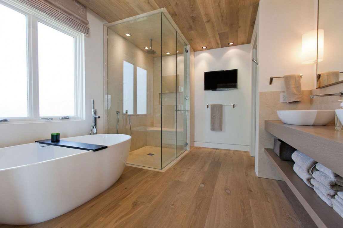 Светлый деревянный пол в интерьере ванной комнаты