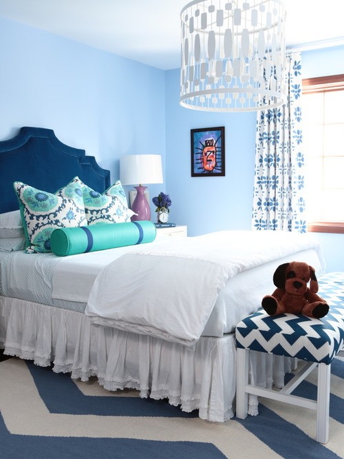 белые с голубым рисинком шторы к голубым обоям в спальне