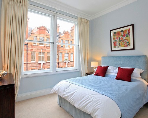 бежевые шторы в спальне с голубыми стенами