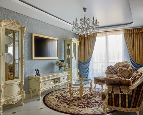бежево-голубые портьеры в гостиной в классическом стиле
