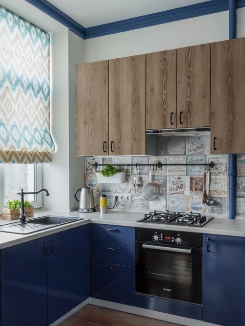 бежево-голубые римские занавески в голубой кухне
