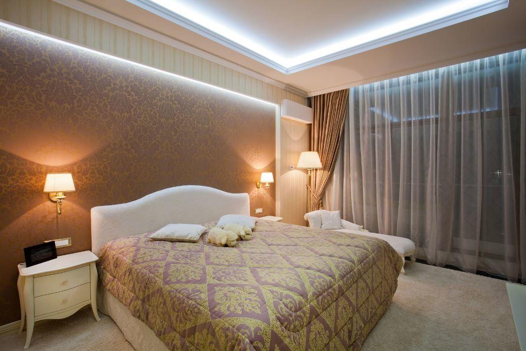 Даже самый простой, но красивый потолок способен создать в спальне уютную и домашнюю атмосферу