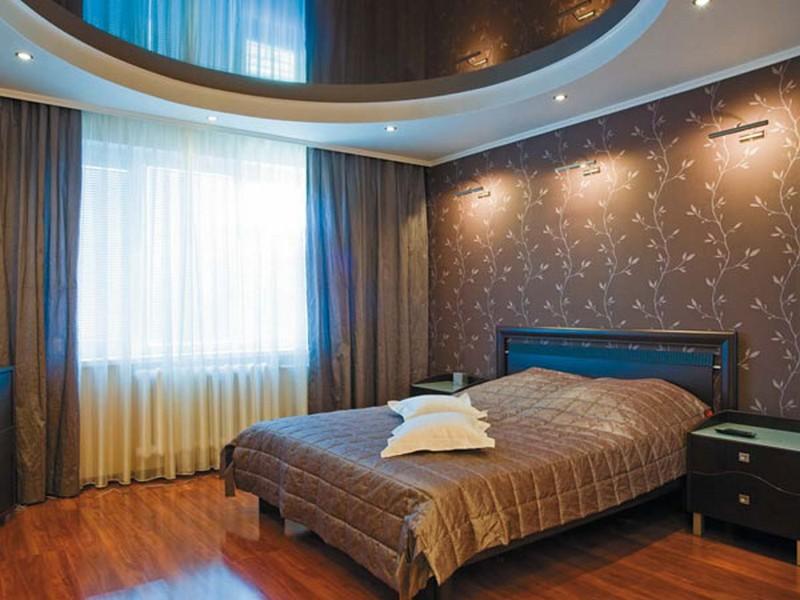 Прекрасным вариантом для маленькой спальни является натяжной потолок с зеркальной поверхностью
