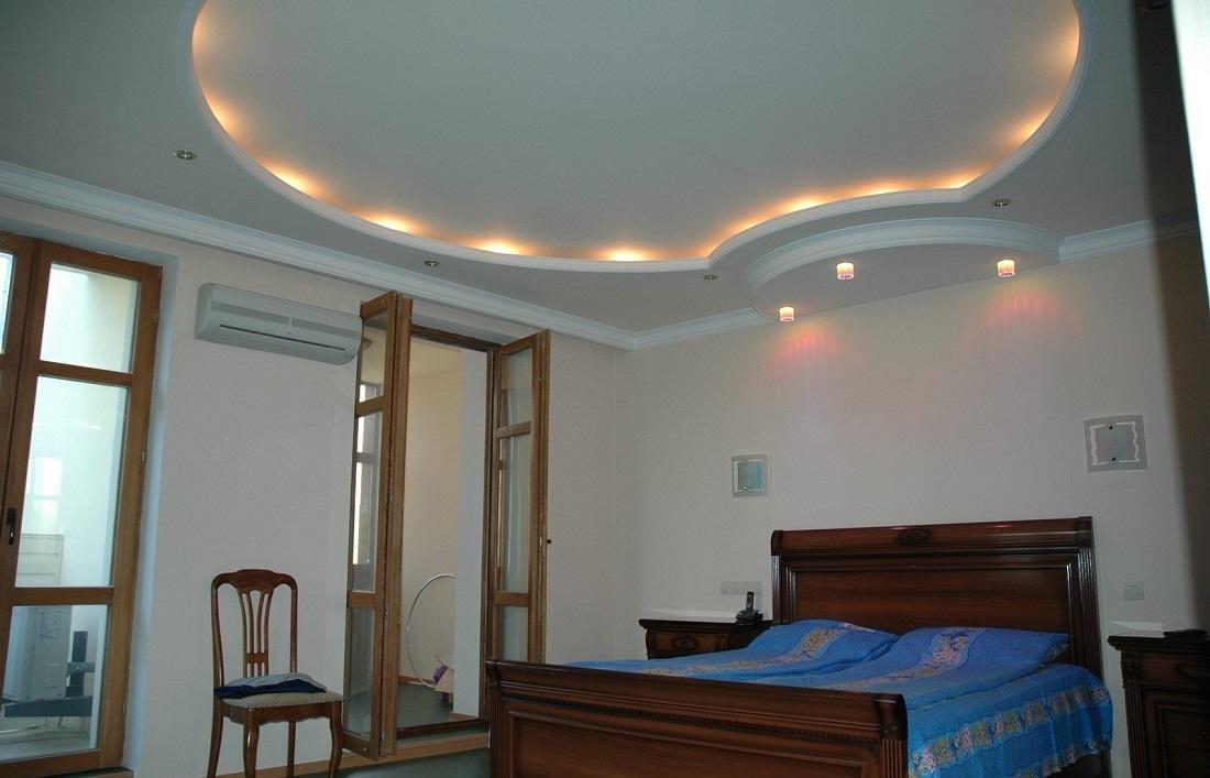 Сделать потолок из гипсокартона запоминающимся можно путем монтажа неоновой подсветки 