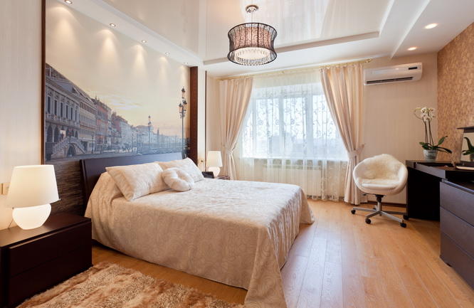 Красивый потолок стильно дополнит дизайн спальной комнаты, делая ее более уютной и привлекательной