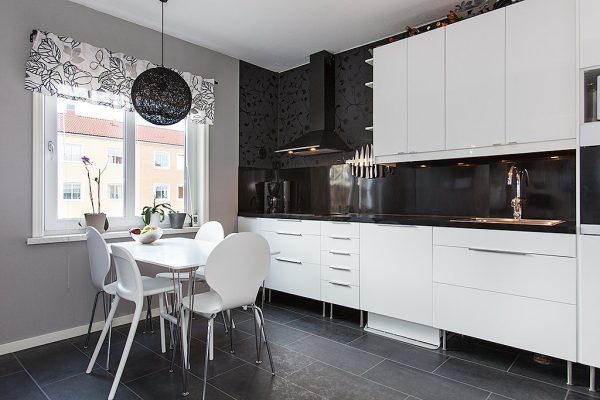 Чёрная стена и белая мебель на кухне