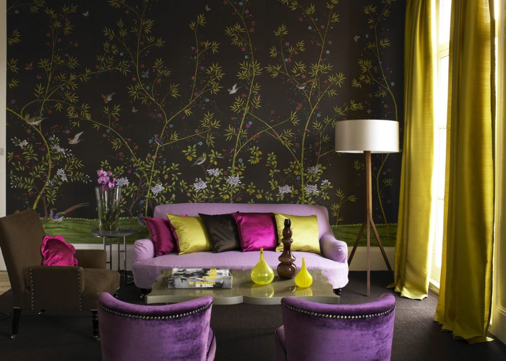 Фиолетовый диван на фоне темной стены с узорами