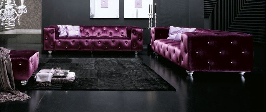 Два классических дивана в интерьере с темным полом и стенами
