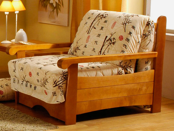 Деревянное кресло-кровать в интерьере