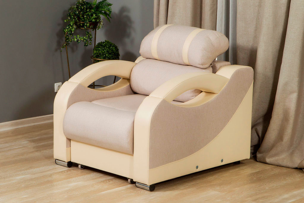 Раскладное кресло для сна в интерьере комнаты