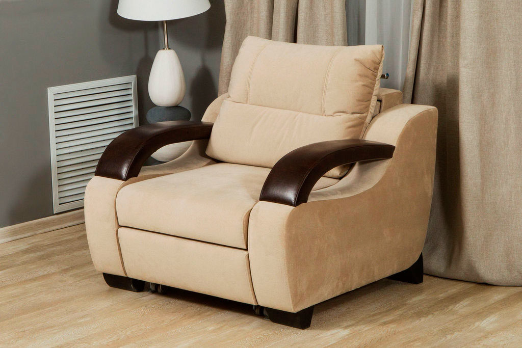 Раскладное кресло-кровать с кожаными подлокотниками в интерьере комнаты