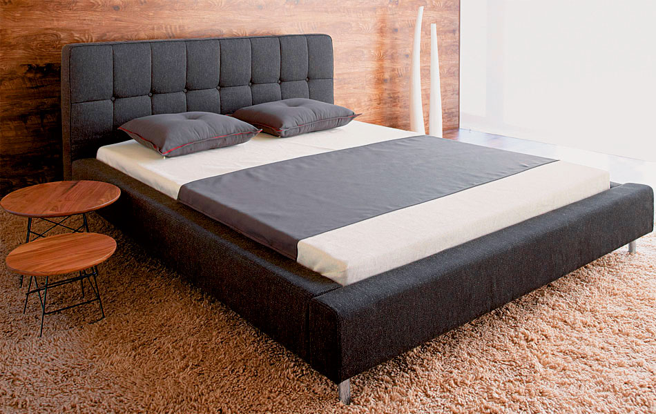 Фото двуспальной кровати в интерьере спальни