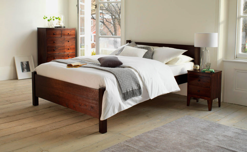 Полутороспальная деревянная кровать