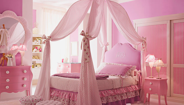 Кровать с балдахином в спальне девочки подростка